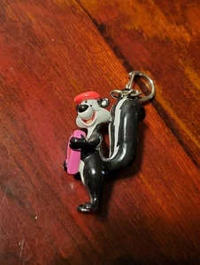Schlüsselanhänger Pepe Le Pew Cartoon Stinktier Looney Melodien Herz Liebe Valentinstag - Bild 1 von 2