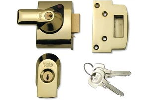 Yale BS2 Nightlatch British Standard Lock 40mm - Brass Finish - Minor Damage - Picture 1 of 3