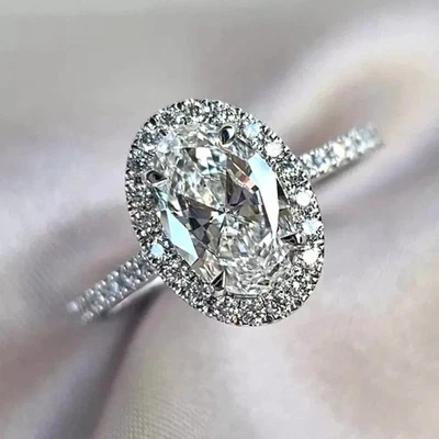 Anillo de compromiso con halo de diamantes de corte ovalado de 4 quilates enchapado en oro blanco de 14 k Foto 1 de 4