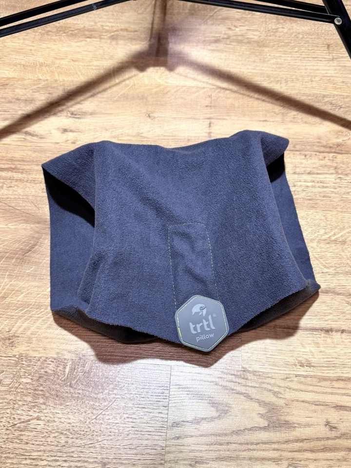 TRTL Almohada de Viaje Soporte para Cuello y Cabeza Avión Vellón Ajustable Gris Sin Bolsa Foto 1 de 4