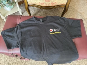 NEU Halloween Amerikanisches Rotes Kreuz Thrombozyten Spender T-Shirt 2025 Größe Medium  - Bild 1 von 2