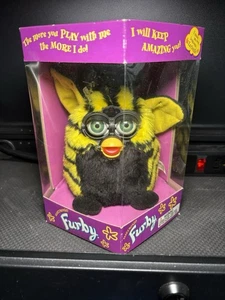 Hummel Furby 1999 mit grünen Augen brandneu in versiegelter Originalverpackung - Bild 1 von 6