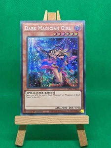 YUGIOH MP24-EN053 Dark Magician Girl Alt Art Prismatic Secret Rare 1st Edition - Foto 1 di 12