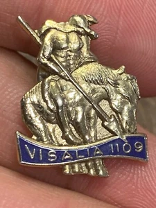 Seltene Visalia 1109 Pferd Mann Indianer? Speer Hut Pin Zimmermannsverband? - Bild 1 von 4