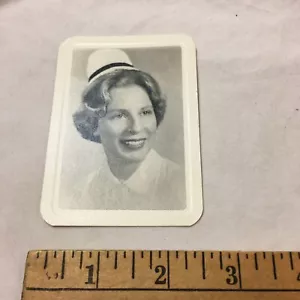 Foto encontrada retrato mujer joven bonita pelo rizado sonriente sombrero blanco y negro vintage - Imagen 1 de 5