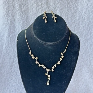 Set Avon Crystal Y Drop Necklace Earrings Silvertone Flower Rosette Vines Dainty - Picture 1 of 11