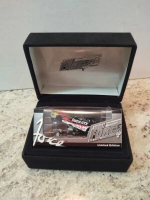 NASCAR Action John Force 粉丝俱乐部嘉实多 GTX 滑稽汽车天鹅绒盒 1/64 全新 — 第 1/4 张图片