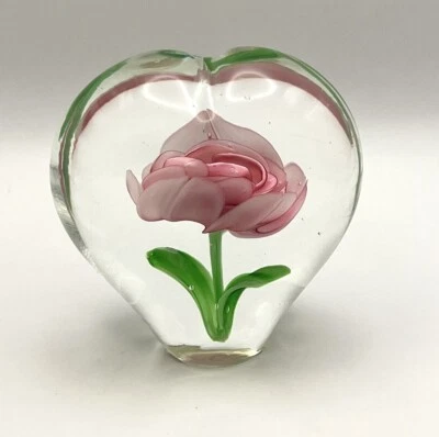 Peso de papel vidro arte estúdio em forma de coração vidro transparente rosa flor verde 4” de altura - Imagem 1 de 4