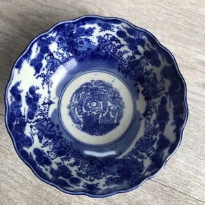 Antiguo plato japonés con borde festoneado azul y blanco período Meiji - Imagen 1 de 10