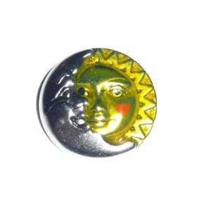 Hermoso botón de vástago de metal cara luna y sol - 7/8" corazón rojo en la mejilla del sol - Imagen 1 de 9