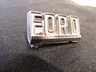 Insignia de bloqueo de llave de maletero Ford Custom 300 original 1957 solo PN 7043516-A Foto 1 de 4