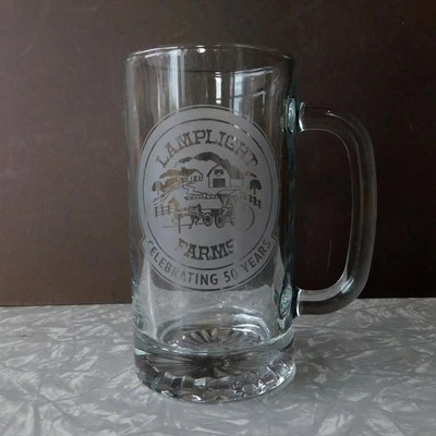 Taza de vidrio grabado Lamplight Farms 50 aniversario Stein Tankard 2014 artículo promocional Foto 1 de 4