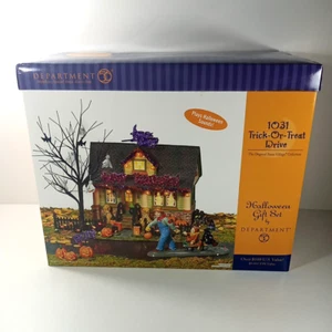 Casa de pueblo de nieve de Halloween Dept 56 - Juego de regalo 1031 Trick or Treat Drive - Imagen 1 de 19