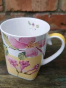 Freesien Becher Fine Bone China Saskia Marlborough ungewöhnliche Form - Bild 1 von 6