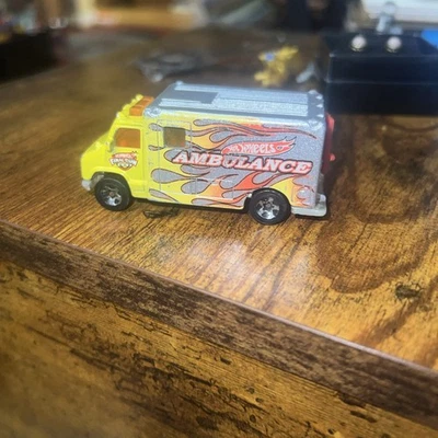 老式 1988 年 Hot Wheels 火焰救护车,1/64 压铸,黄色/银色敞开门 — 第 1/4 张图片