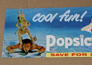 Fast neuwertig ~ datiert 1967 Eis am Stiel alte Grafik 13 x 5 Zoll Papa schwimmt mit Kindern Schild - Bild 1 von 5