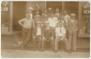 1930 Atlantic Beach, Florida FOTO REAL Inmigrantes sin trabajo en sala de piscina - Imagen 1 de 2
