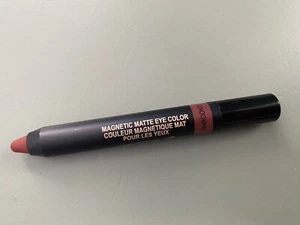 Lápiz de ojos NUDESTIX Nude Beach magnético luminoso color de ojos en 'Maroon'd' (2,8 g) - Imagen 1 de 4