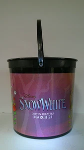 Cubo de palomitas de maíz grande de plástico exclusivo de teatro Blancanieves de Disney con mango - Imagen 1 de 7
