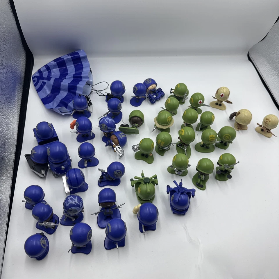 MGA Awesome Little Green Men Lot of 42 Figures |16-Green|23-Blue|3-Tan Foto 1 de 4