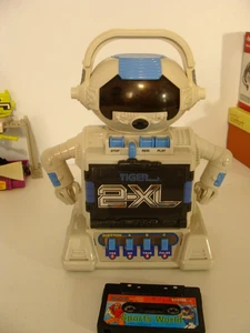 Tiger Electronics 1992 2-XL robot parlante 1 cinta deportiva mundial - Imagen 1 de 3