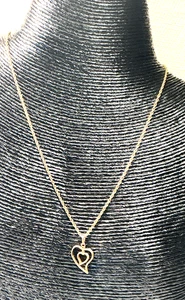 1928 Necklace Gold Tone Bleeding Heart Metal Pendant Lot 66A - Picture 1 of 3
