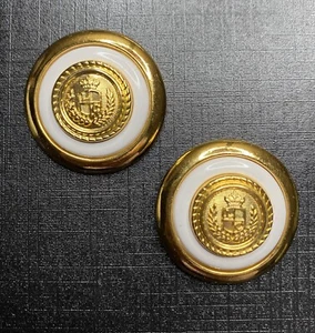 Pendientes vintage Liz Claiborne botón oro blanco esmalte cresta poste trasero - Imagen 1 de 3