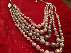 Collana girocollo vintage anni 50 60 bianco traslucido 5 fili perline cristallo bavaglino - Foto 1 di 3