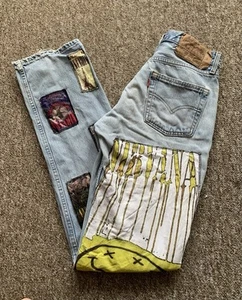 Pantalones de mezclilla vintage Levi 501 re-trabajo parche banda talla 27/34 Nirvana 90s Festival - Imagen 1 de 5
