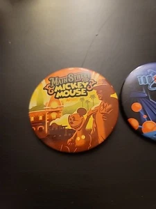 2 Stück Disneyland AP Day Buttons - Bild 1 von 3