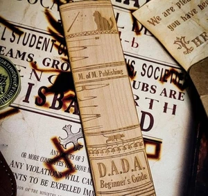 Baule dei Requisiti Harry Potter Difesa Dark Arts D.A.D.A segnalibro in legno nuovo con scatola - Foto 1 di 3