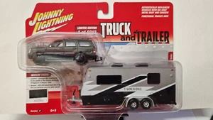 Johnny Lightning Pack camion e rimorchio 2005 Cadillac Escalade con camper T ... - Foto 1 di 5