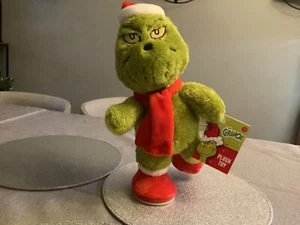 Grinch Plüschtier tanzt mit Weihnachtsdeko 2024 - Bild 1 von 1