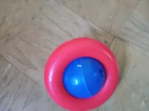 Kong Dog Treat Dispenser Ball in Cirlce 7" Blue and Red Medium Size - Picture 1 of 1