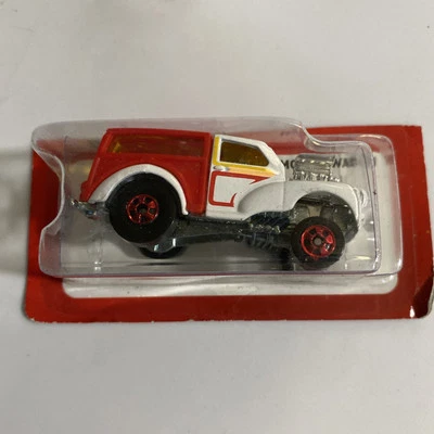 Hot Wheels The Hot Ones Morris Wagon Red & White 2012 - Image 1 of 3