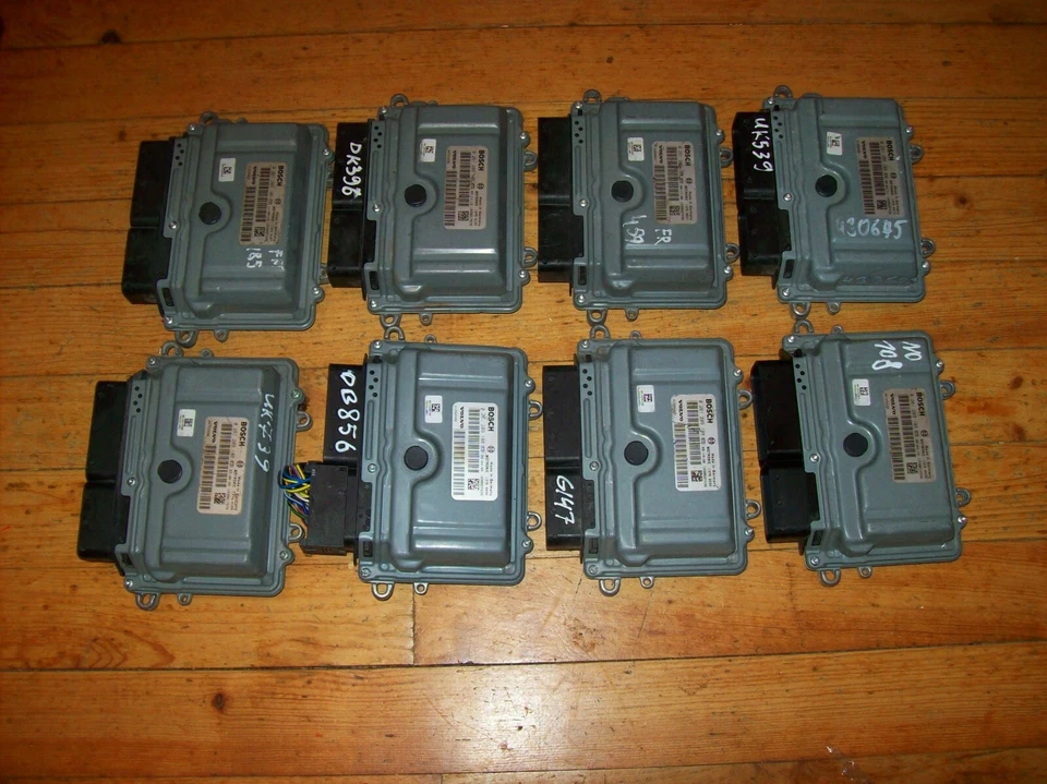 8 centraline motore Volvo V70 III, S60 II, S80 II 2.5 Turbo 0261209108 - Immagine 1 di 1