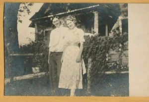 Junges Paar Haus Antik RPPC - Bild 1 von 2