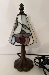 Tiffany Style Accent Leaded Table Counter Lamp Floral Pattern Burgundy & White - Picture 1 of 7
