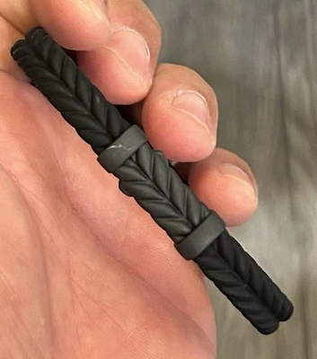 Pulsera de goma grande de 8 mm Chevron de titanio negro David Yurman para hombre $695 Foto 1 de 4