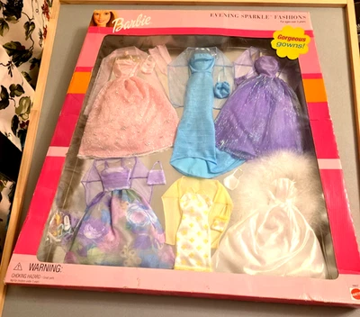 2001 Mattel Barbie 6 vestidos lindos de noite Sparkle Fashions 68607 novo na caixa - Imagem 1 de 4