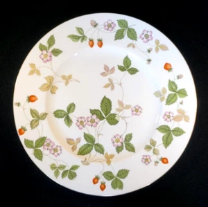 Beautiful Wedgwood Wild Strawberry Dinner Plate - Picture 1 of 2