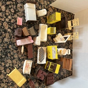 Lot 31 + Vintage Plastic Dollhouse Furniture  Renwal - Picture 1 of 5