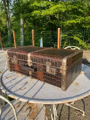 Valise ancienne en métal et divers matériaux - Photo 1/4