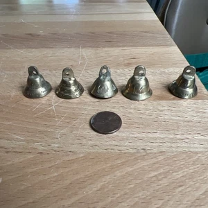 (#660) 5 anciennes cloches de traîneau miniatures en laiton gravé ornées - 7/8" et 7/8" - Photo 1/4