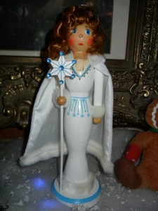 KLASSISCHE HOLZ NUSSKNACKER SUITE * SCHNEEKÖNIGIN mit SCHMUCK SCHNEEFLOCKE * WEIHNACHTEN - Bild 1 von 2