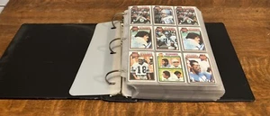CARTOLINA CALCIO VINTAGE NFL TOPPS 1970-1980 800+ stelle QB album misto Rookie - Foto 1 di 24