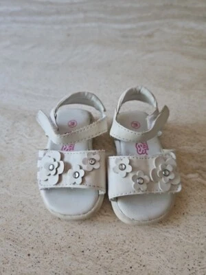 Teeny Toes Baby Girl's Size 3 Sandals 2 Strap Faux Leather Floral Applique White - Image 1 of 4