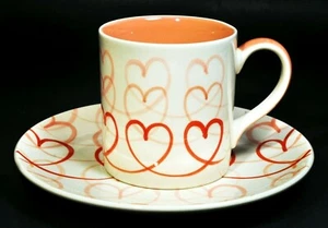 Taza de café y plato de postre de corazones rosados y rojos repetitivos de rollo de caja y barril - Imagen 1 de 4