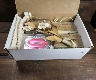 Caja de regalo de jabón de 4 paquetes con regalos adicionales y envoltura de regalo Foto 1 de 4