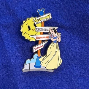 Disney 2008 Snow White Toontown Pin - Picture 1 of 2